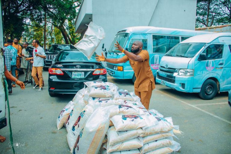 Booth 2 Booth with Bola Tinubu distributes palliatives at the APC National Secretariat.